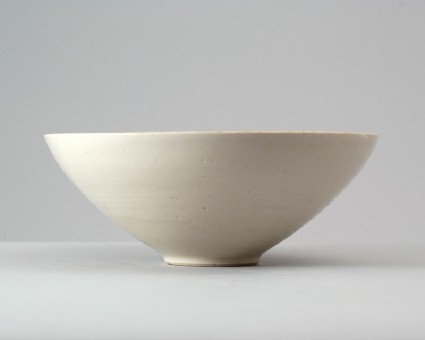 Ding type bowl with floral decorationfront