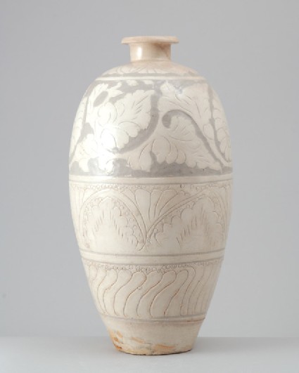Cizhou ware meiping, or plum blossom, vase with floral decorationfront