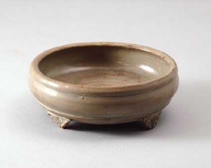 Greenware narcissus bowl with four feet in the form of ruyi sceptresfront