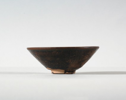 Black ware tea bowl with brown streaksfront