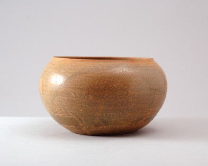 Changsha ware bowl in the form of an alms bowlfront