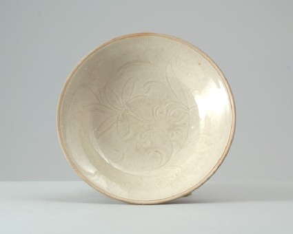Ding type dish with floral decorationfront