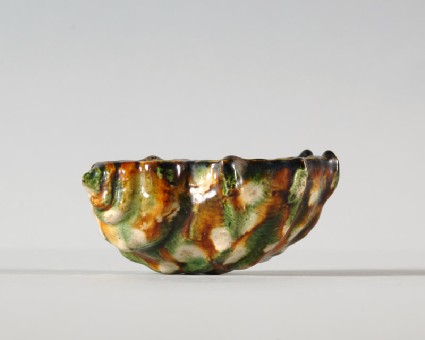 Cup in the form of a shellfront