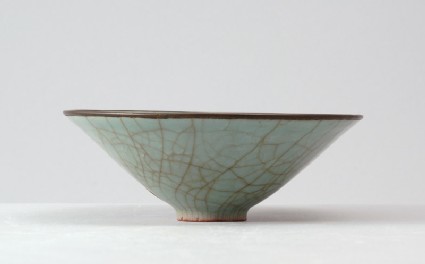 Greenware bowl in the style of Guan warefront