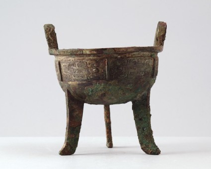 Ritual food vessel, or ding, with taotie mask patternfront