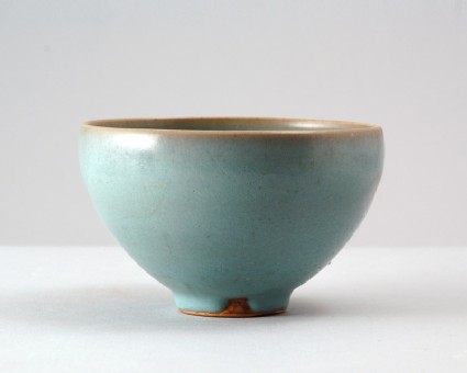 Bowl with blue glazefront