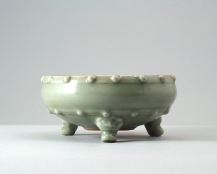 Greenware bowl with feet in the form of animal headsfront